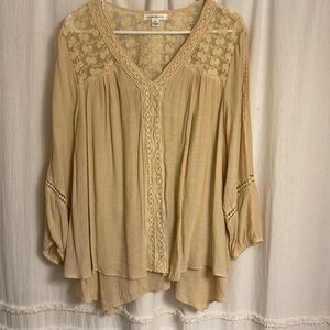 Ladies top. 3/4 sleeve. Lining underneath so not see through.